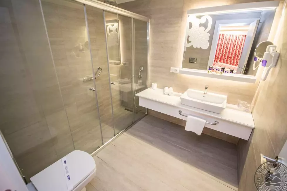 BATHROOM_8530.jpg