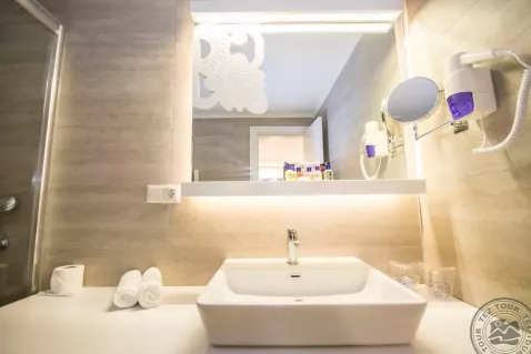 BATHROOM1_5536.jpg