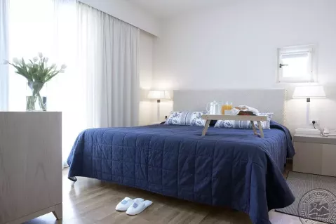 low_214_Deluxe_Suite_Bedroom_9347.jpg