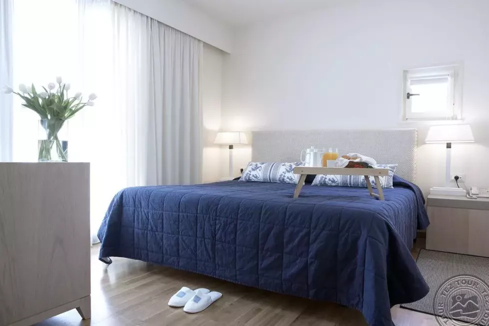 low_214_Deluxe_Suite_Bedroom_9347.jpg