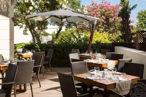 low_339_Main_Restaurant_Outdoors__1__6910.jpg