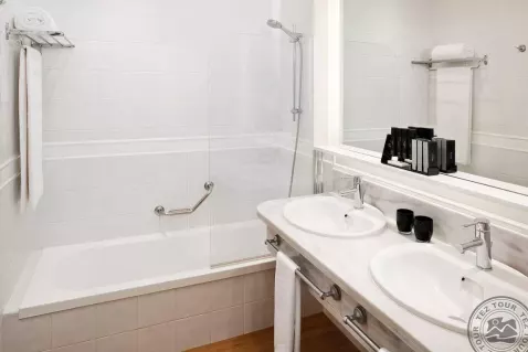 102MeliaJardinesDelTeide-Deluxe_Bathroom_1960.jpg
