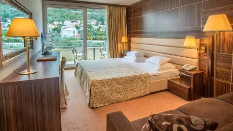 Viešbutis „PALAS“ (Petrovacas, Tivatas, Juodkalnija)