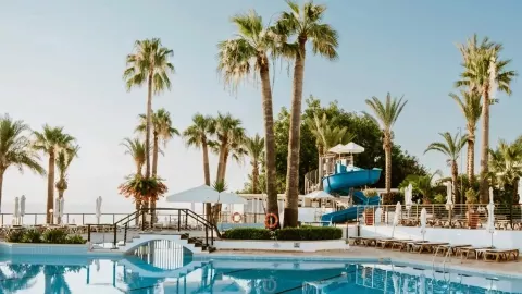 Viešbutis „GOLDEN COAST BEACH HOTEL“