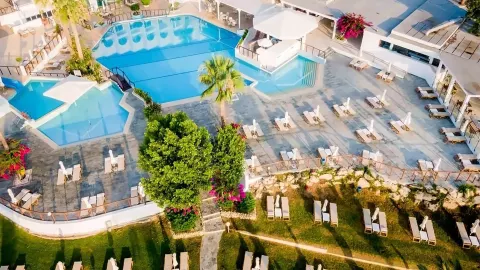 Viešbutis „GOLDEN COAST BEACH HOTEL“