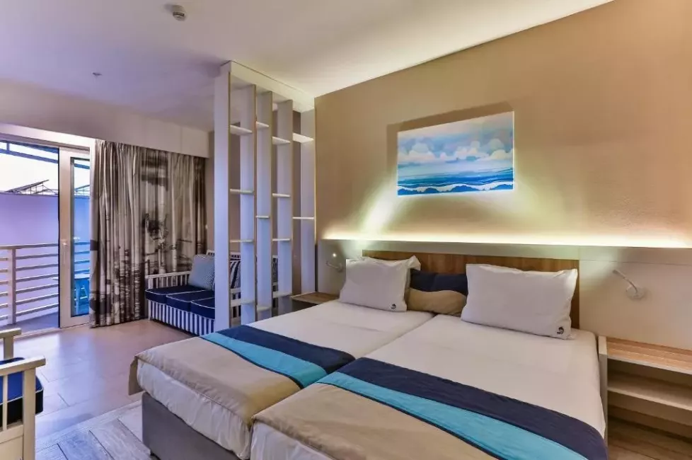 Viešbutis „CARINE HOTEL DELFIN“ (Bijela, Tivatas, Juodkalnija)