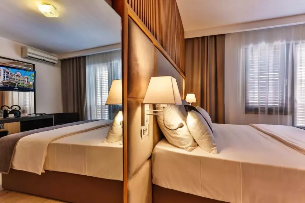 Viešbutis „DVOR KORNIC BY AYCON“ (Budva, Tivatas, Juodkalnija)