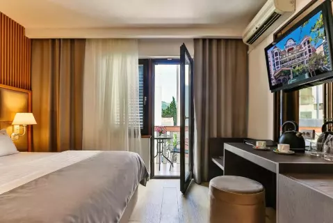 Viešbutis „DVOR KORNIC BY AYCON“ (Budva, Tivatas, Juodkalnija)