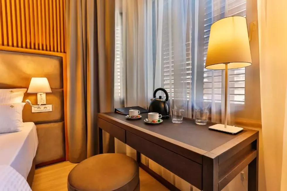 Viešbutis „DVOR KORNIC BY AYCON“ (Budva, Tivatas, Juodkalnija)