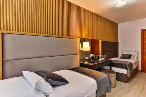 Viešbutis „DVOR KORNIC BY AYCON“ (Budva, Tivatas, Juodkalnija)