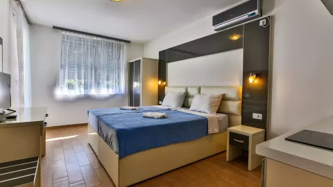 Viešbutis „DVOR KORNIC BY AYCON“ (Budva, Tivatas, Juodkalnija)