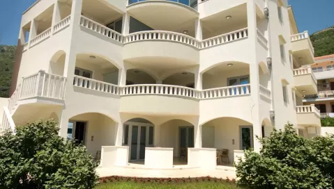 Vila V Lux (Tivatas, Juodkalnija - Kroatija)