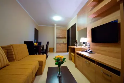 Viešbutis „VILA V LUX“ (Petrovacas, Tivatas, Juodkalnija)