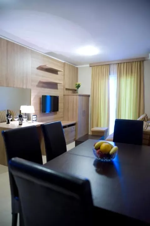 Viešbutis „VILA V LUX“ (Petrovacas, Tivatas, Juodkalnija)