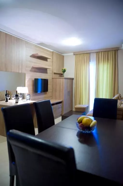 Viešbutis „VILA V LUX“ (Petrovacas, Tivatas, Juodkalnija)