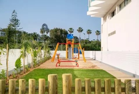 Viešbutis „NISSIBLU BEACH RESORT“ (Aja napa, Larnaka, Kipras)