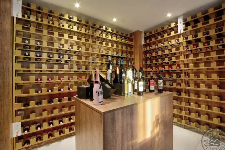 Viešbutis „NISSIBLU BEACH RESORT“ (Aja napa, Larnaka, Kipras)