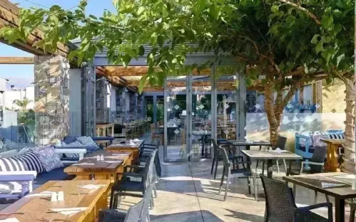 Pollis Hotel, Graikija